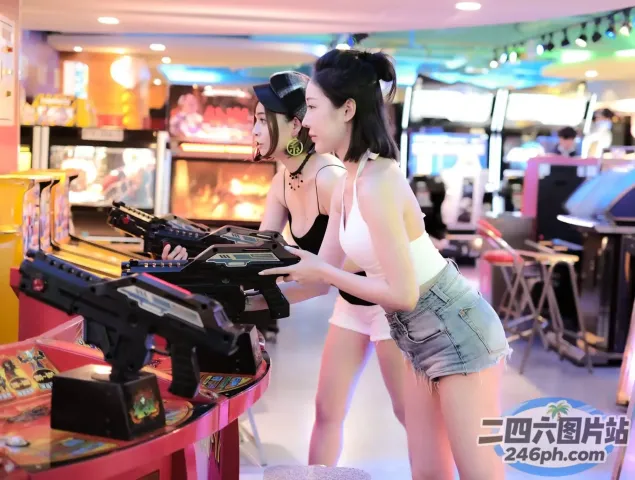 两个女人在商场玩弹球游戏