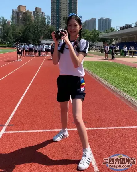 有个女人在赛道上拍自己的照片