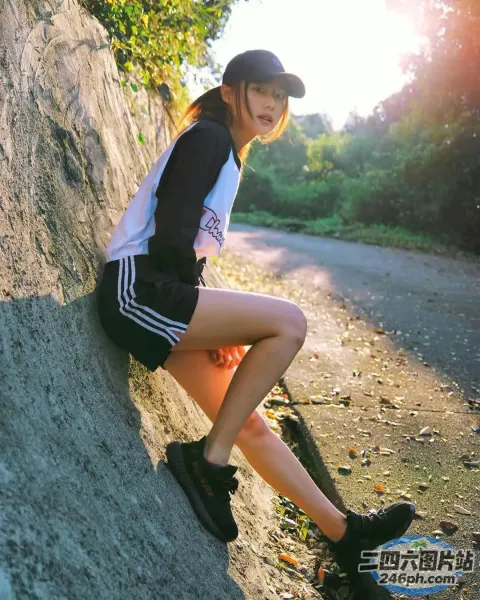 拿着书和帽子坐在岩石上的阿拉夫德女人