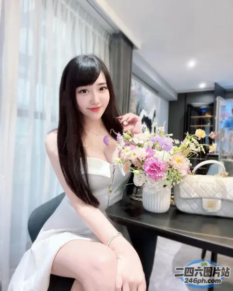 阿拉菲女人坐在椅子上，手里拿着一瓶花