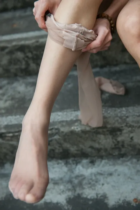 有人在他们的腿上绑一块布