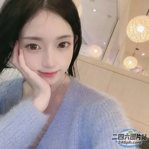 长发女子摆姿势拍照的特写