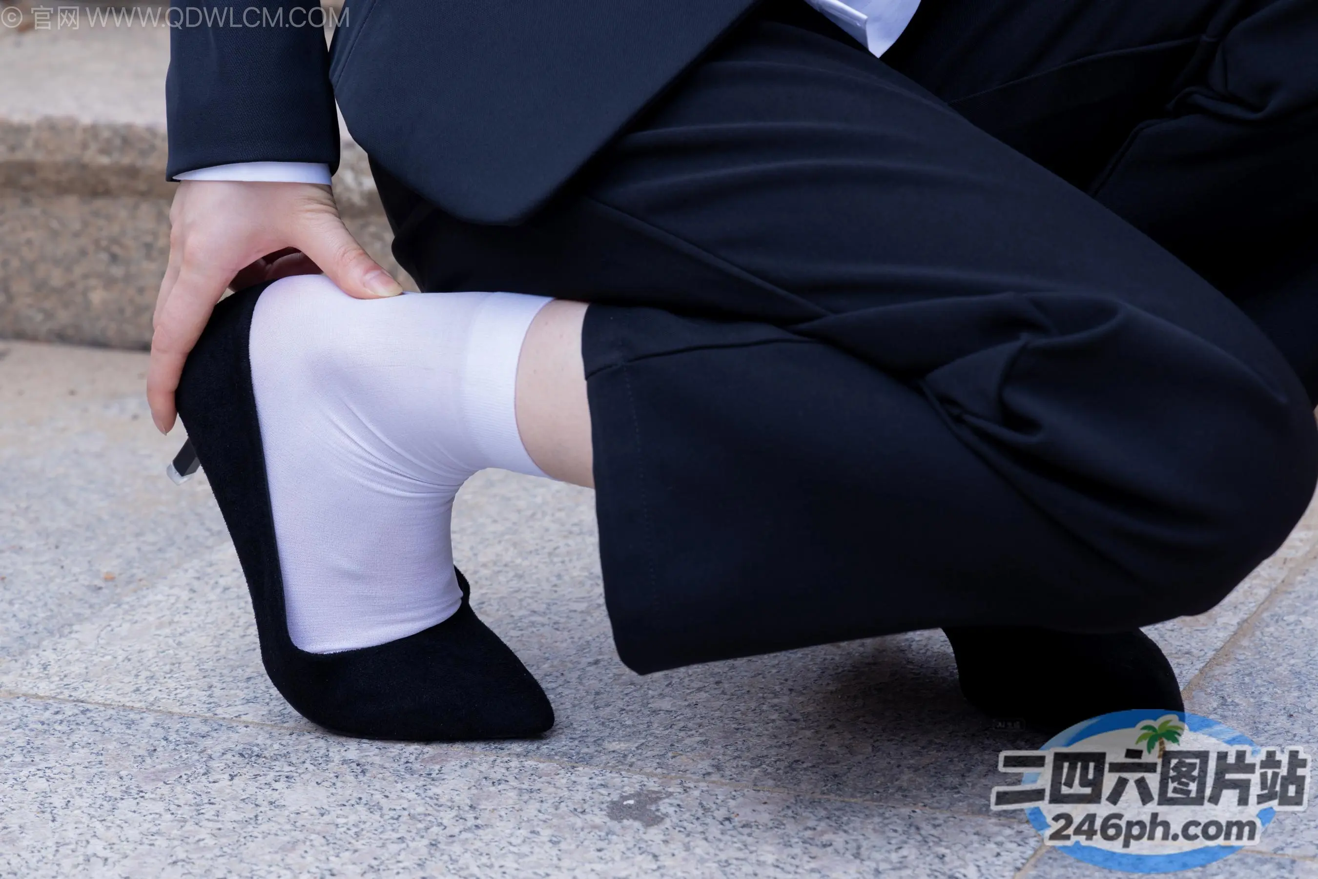 穿着西装打领带的阿拉夫德男子系鞋带
