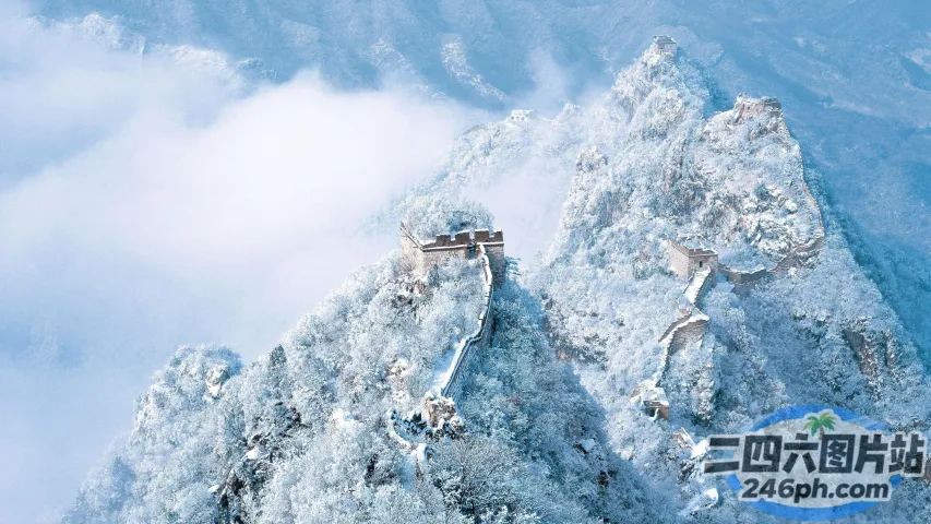 有一座白雪皑皑的山，山顶有一座桥