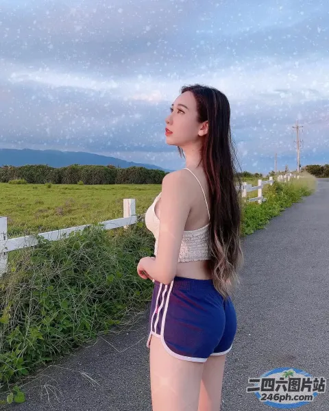 有个女人拿着滑板站在路上