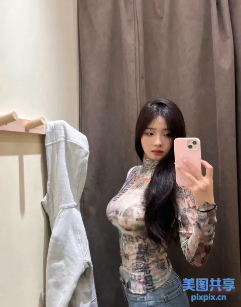 有个女人对着镜子自拍