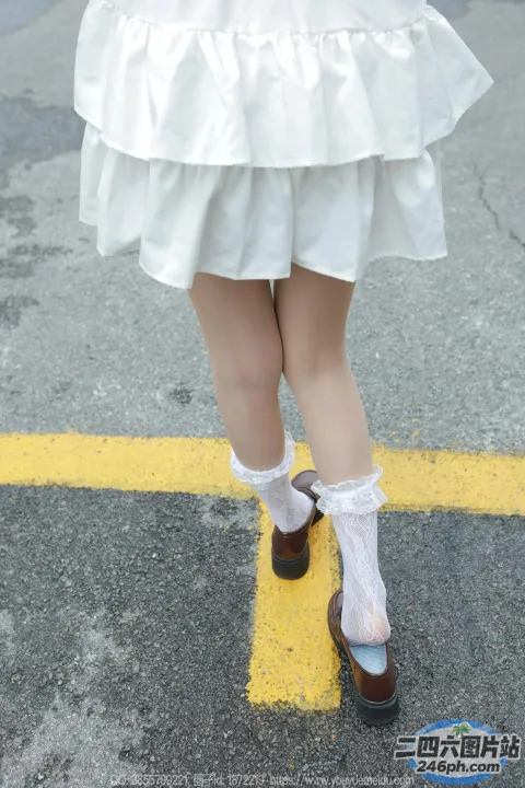 有一个穿着白色连衣裙和棕色鞋子的女人