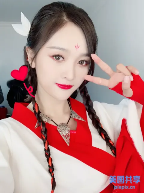 身穿红白相间服装的 araffe 亚洲女性做和平手势