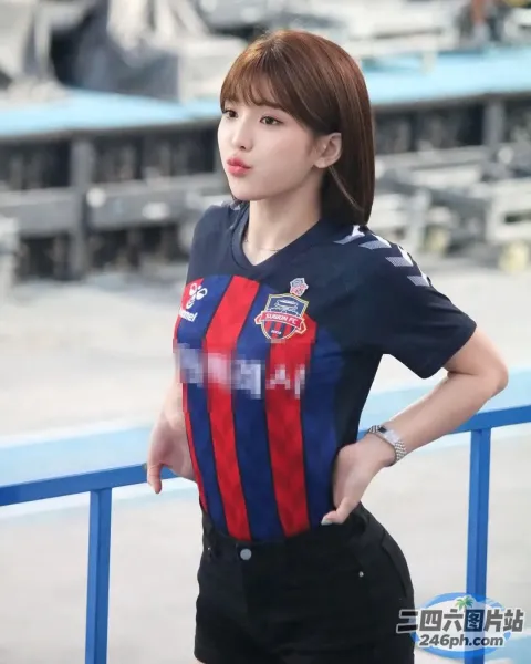 一名身穿足球服的女子合影