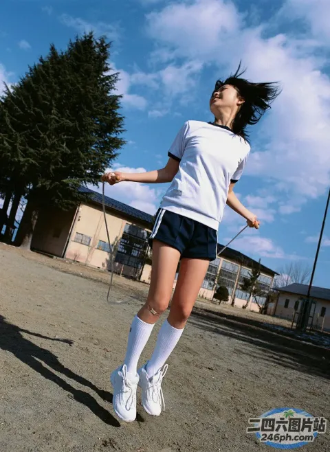身穿白色衬衫和蓝色短裤的 araffe 女孩与风筝一起跳跃