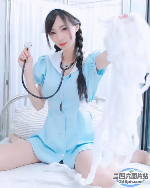 坐在床上的蓝色连衣裙的 arafed 亚洲女子