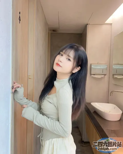 浴室里站着一个女人，手里拿着一个杯子