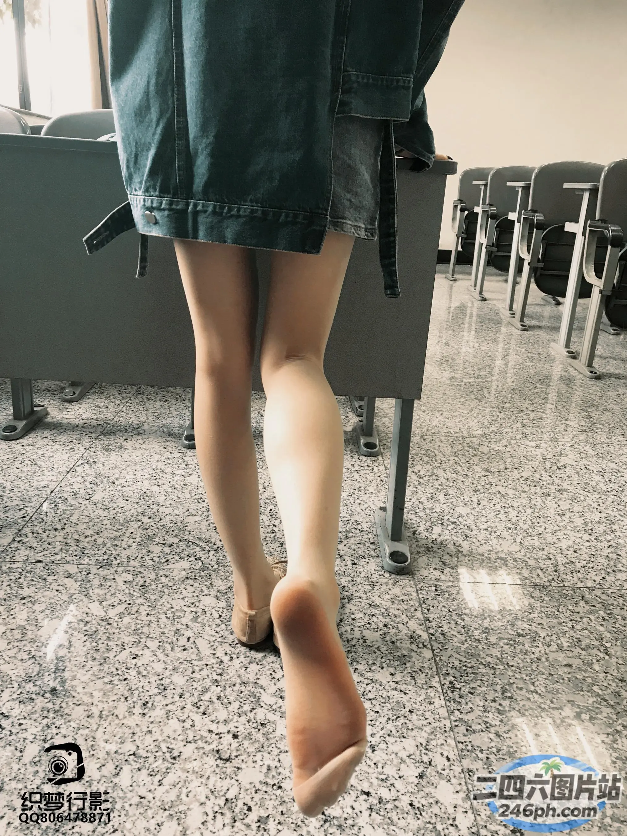 一个人在有椅子的房间里行走的特写