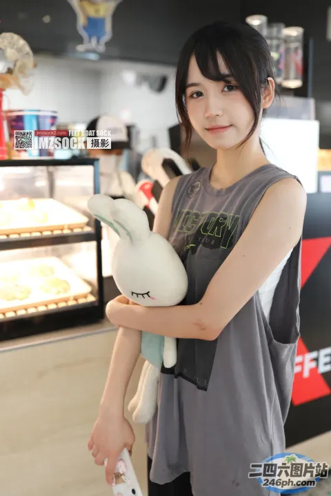 阿拉菲女孩在商店里拿着毛绒玩具