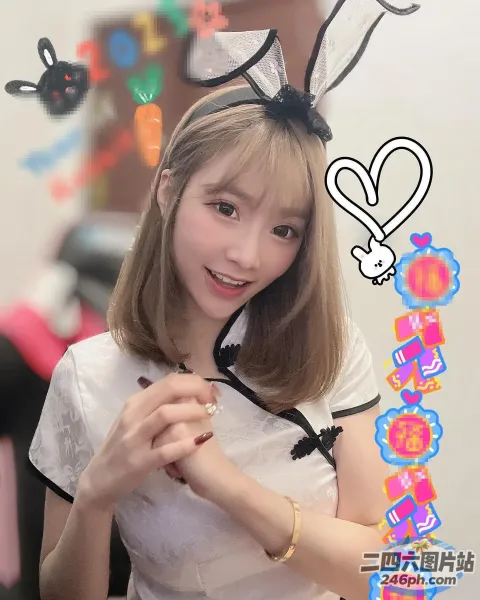 有一个女人戴着兔子耳朵和裙子