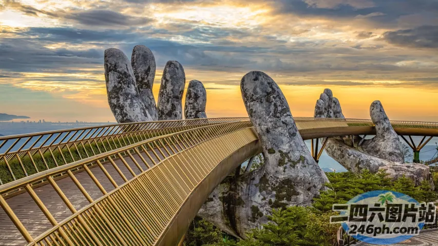 阿拉夫桥 （Araffe Bridge） 有金色的栏杆和侧面的手形岩石