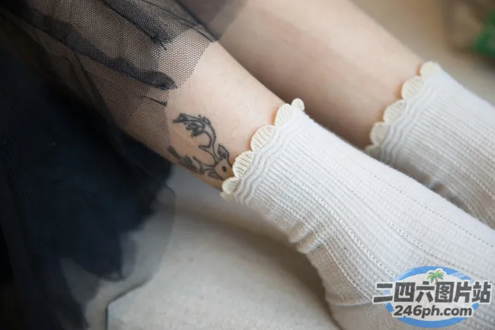 某人的手臂和腿上有纹身