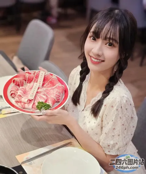 阿拉菲女人在桌子上拿着一盘生肉