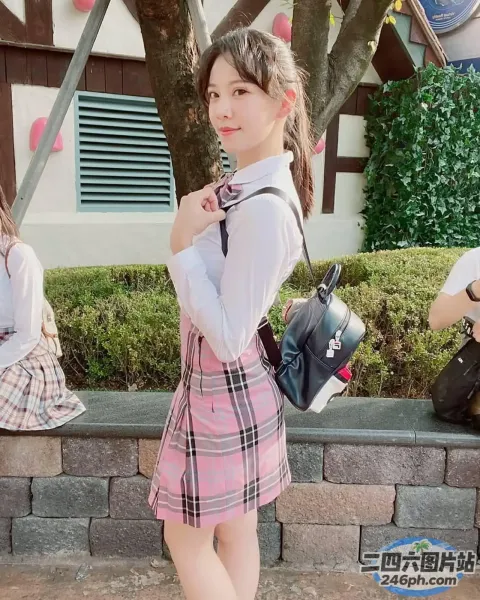三名身穿校服的女生摆姿势合影