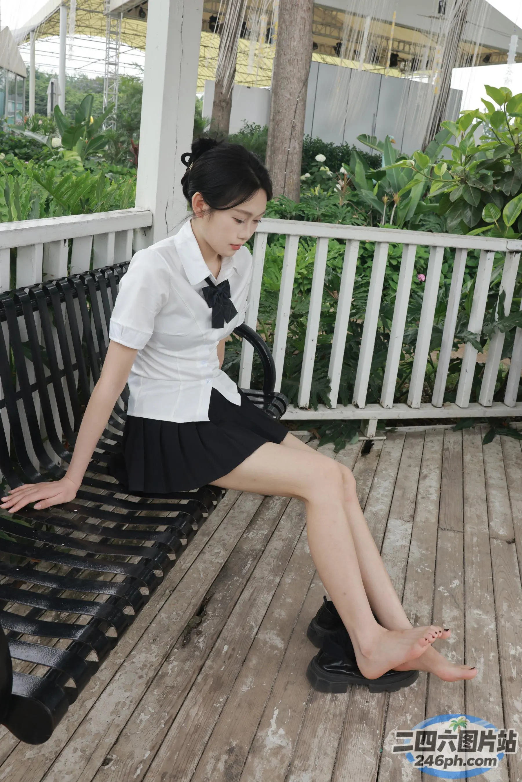 有个女人坐在门廊的长凳上
