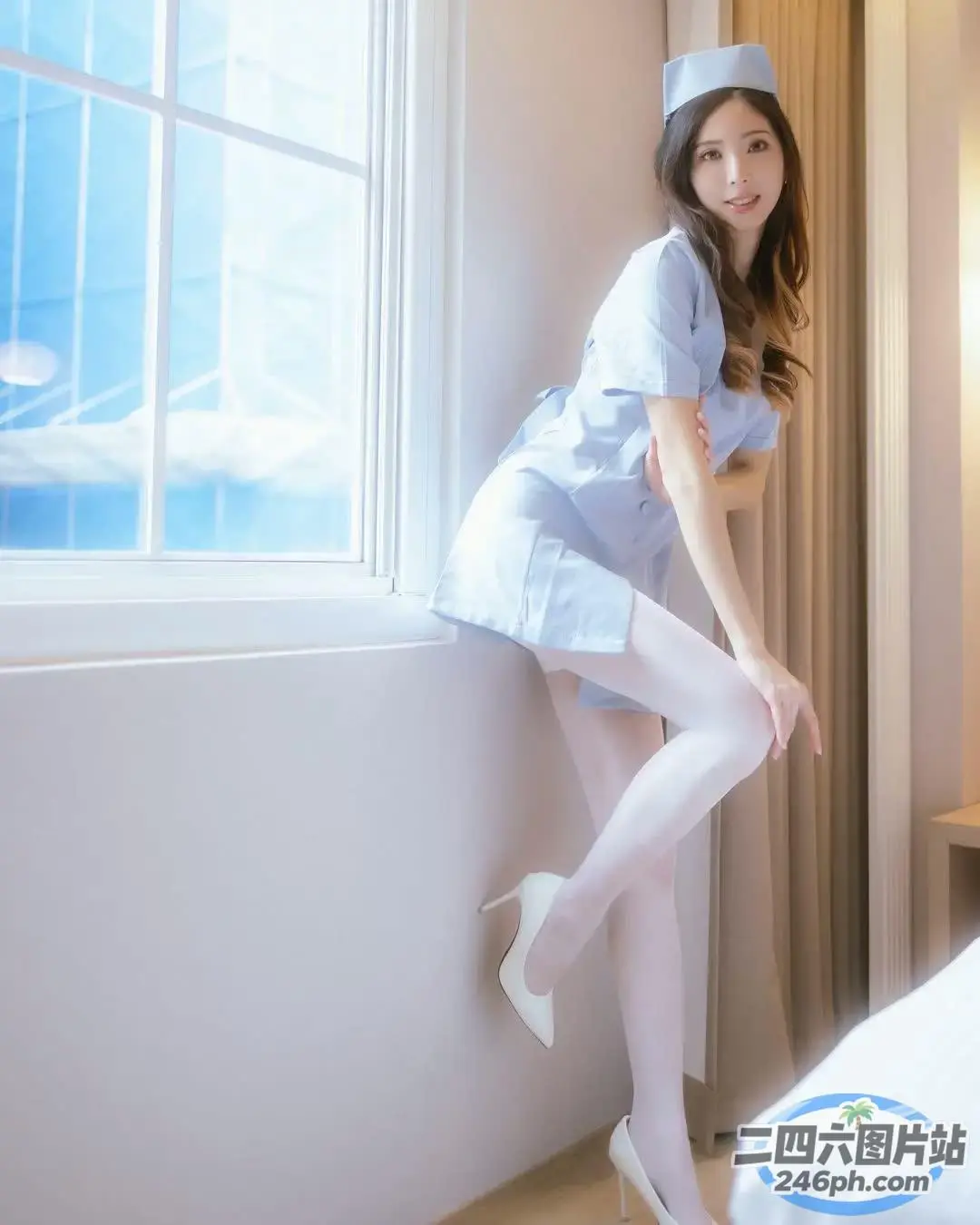 穿着护士制服的阿拉夫德女人靠在窗户上