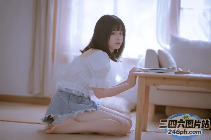地板上坐着一个女人，手里拿着一本书