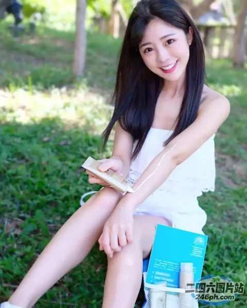 阿拉夫德女人坐在长凳上，手里拿着一本书和一本书