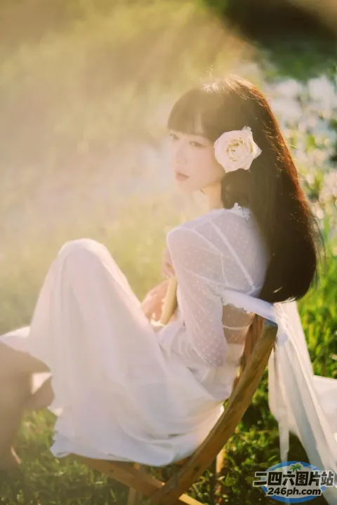 有个女人坐在椅子上，头发上插着一朵花