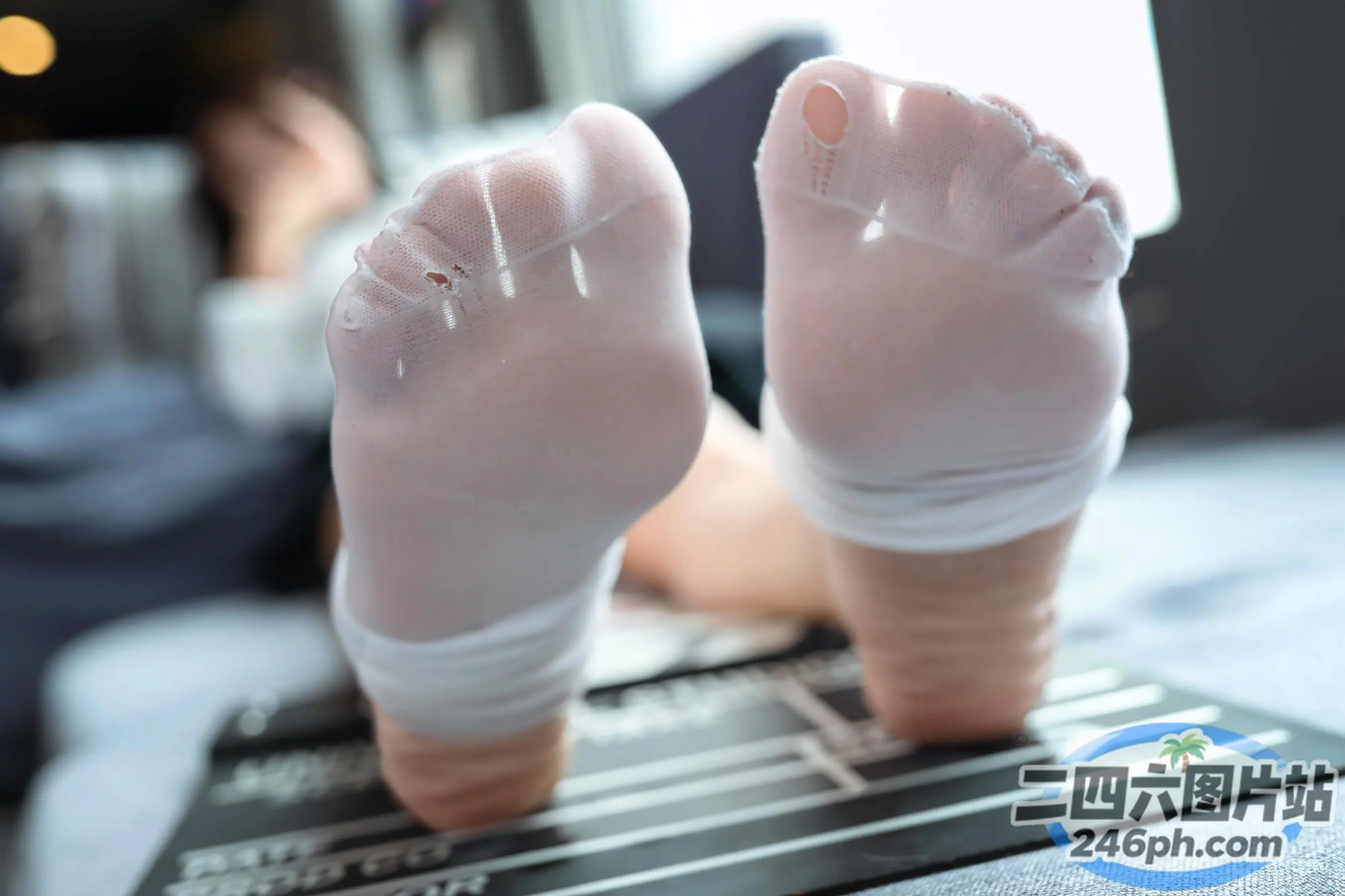 有一个人在笔记本电脑上脚上缠着绷带
