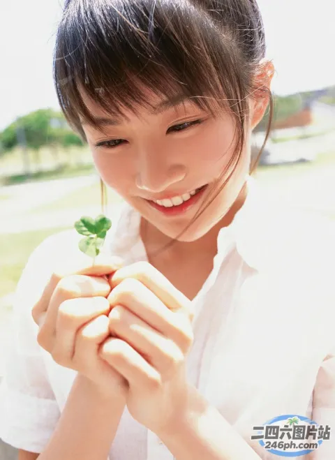 有一位年轻女子手里拿着一棵小植物