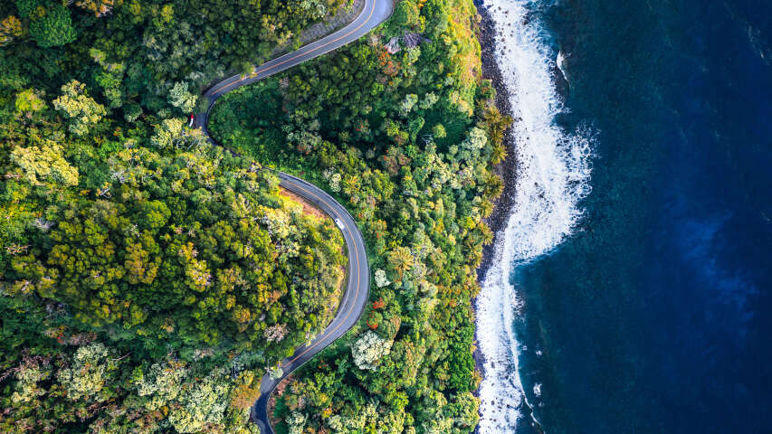 海边悬崖上蜿蜒的道路景色