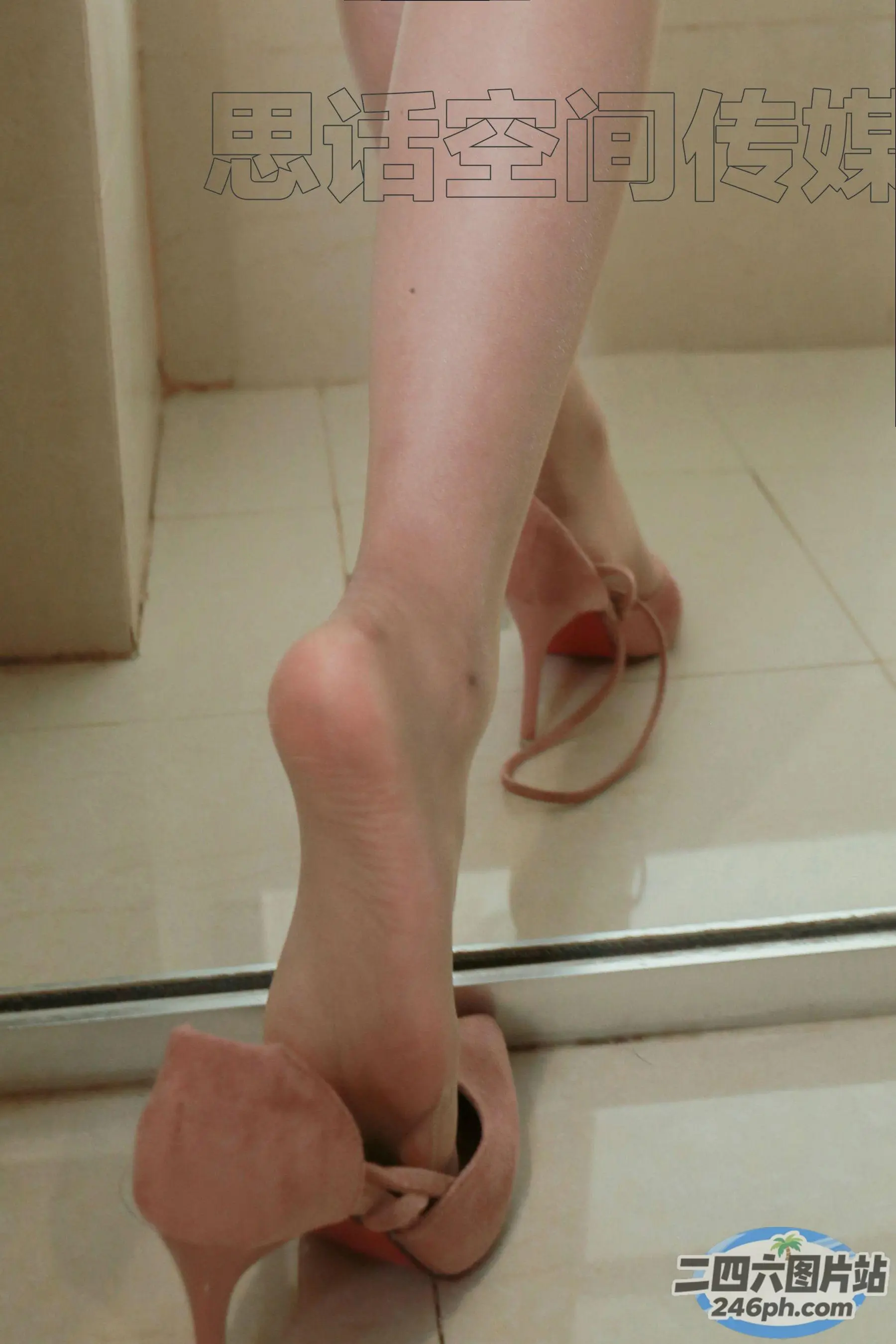 镜子前站着一个穿着高跟鞋的女人的腿