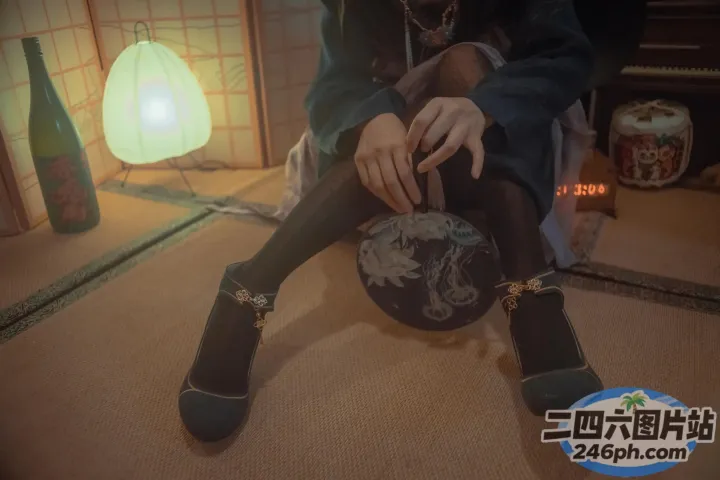 有一个女人盘着腿坐在地板上