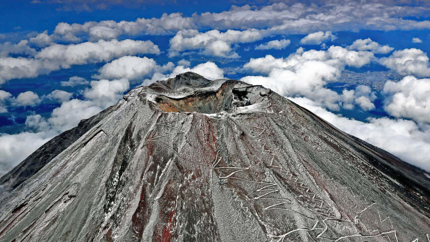 天空中有一座山，山峰很高