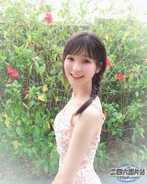有一个女人站在灌木丛前