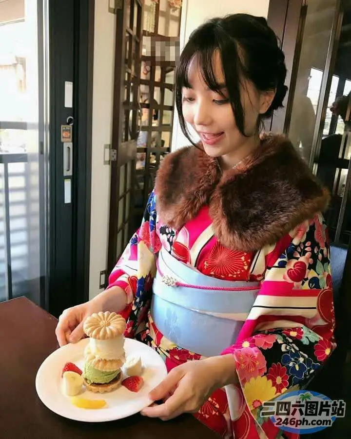 穿着和服的女人，手里拿着一盘食物，上面有一个三明治
