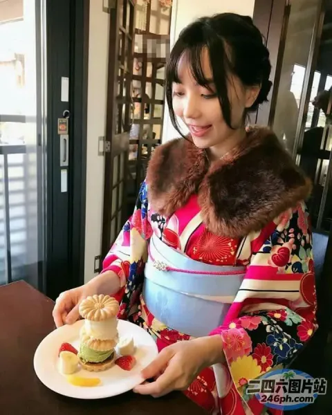 穿着和服的女人，手里拿着一盘食物，上面有一个三明治