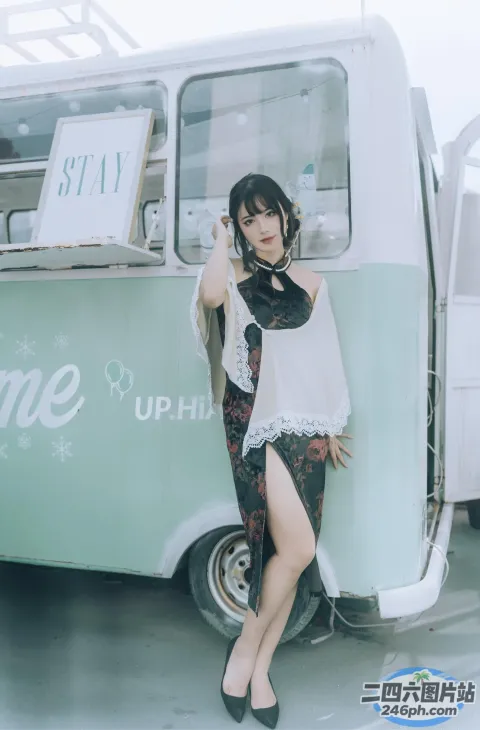 有个女人靠在一辆绿白相间的公交车上