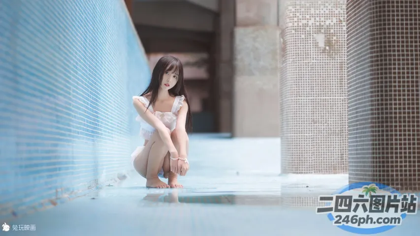 有个女人跪在水池的地上