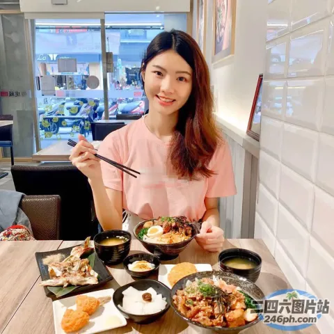 女人坐在一张桌子旁，手里拿着各种食物和筷子