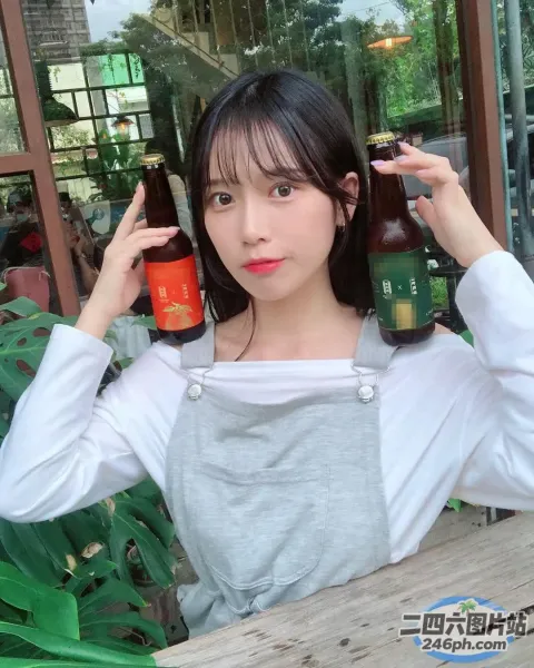 有个女人手里拿着两瓶啤酒