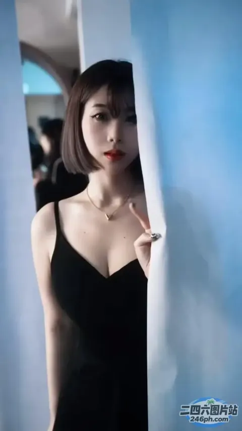 一名身穿黑色连衣裙的女子手里拿着一根烟