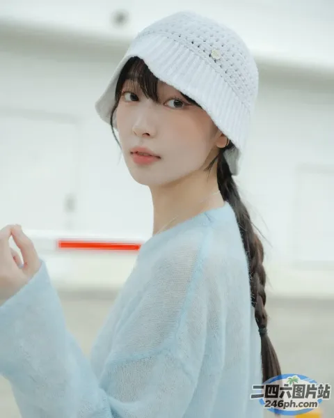 戴白帽子和蓝色毛衣的 arafed 亚洲女性