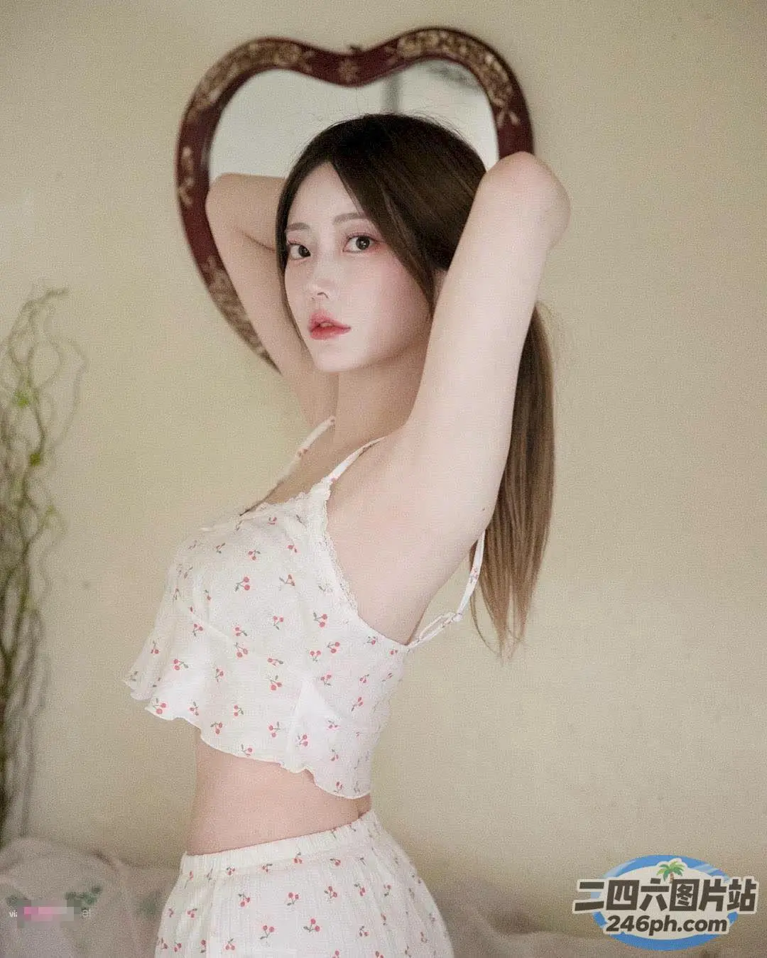 身穿白色连衣裙的 Araffe 女子，手里拿着一面镜子
