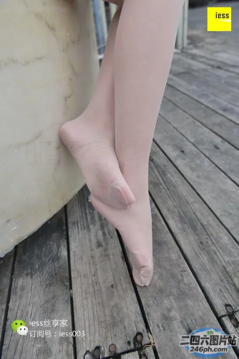 有一条女人的腿在木地板上