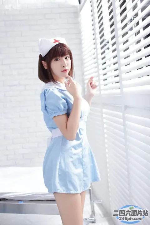 身穿护士制服的 arafed 女子合影留念