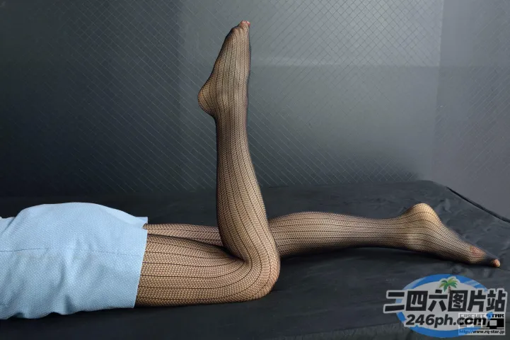 有个女人躺在床上，双腿交叉