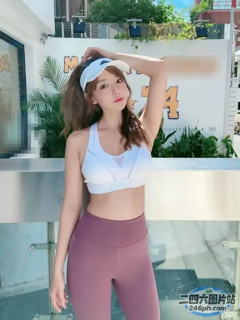 身穿白色上衣和紫色裤子的 arafed 女子合影留念