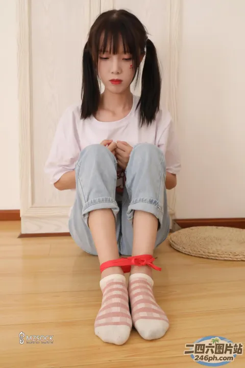 双叉坐在地板上的 arafed 亚洲女孩