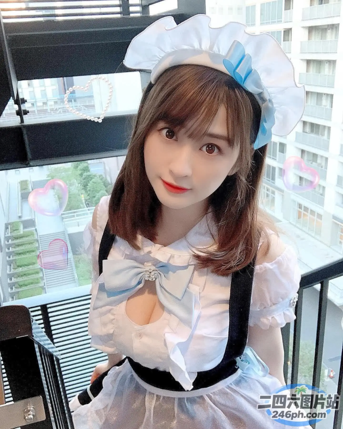 有个女人穿着白色的裙子，打着蓝色的领结